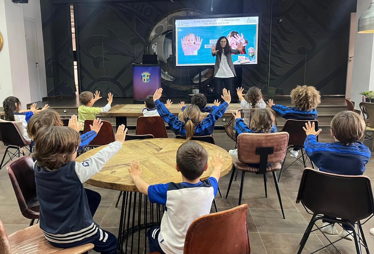 AEPAE - Crónica de la Jornada familiar sobre acoso escolar, con Monster High